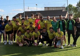 Los jugadores del Atlético Mansillés, tras el ascenso a Tercera.