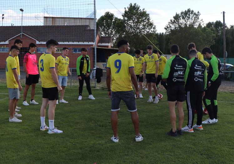 Los jugadores del Mansillés, en el campo de La Caldera.