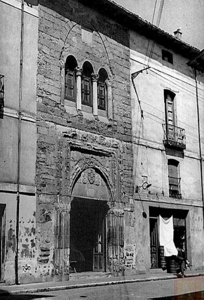 Fachada del Palacio del Conde Luna.