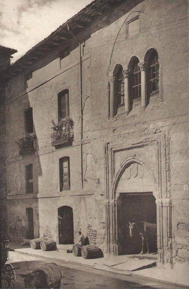 Fachada del Conde Luna con burro asomando por la puerta.