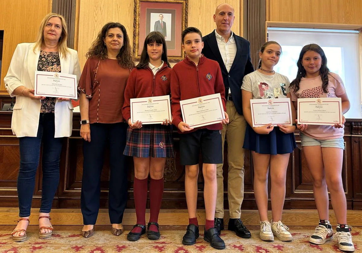 Imagen del alcalde de León, José Antonio Diez y la concejala de Igualdad, Mercedes Escudero, en la entrega de premios del Concursio Microrrelatos por la Igualdad.