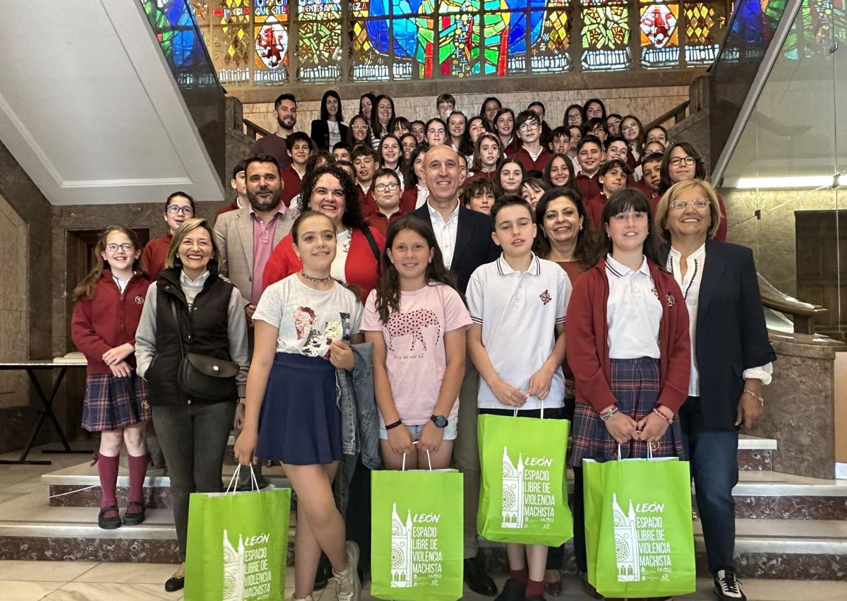 Imagen secundaria 1 - El Ayuntamiento de León premia los mejores relatos por la igualdad