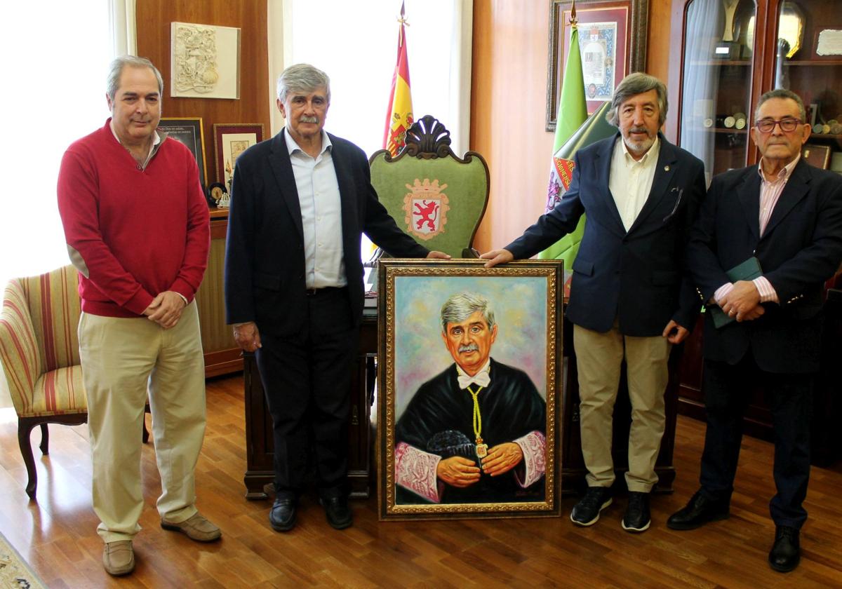 El centro de documentación de la Semana Santa ha obsequiado al rector con un retrato al óleo