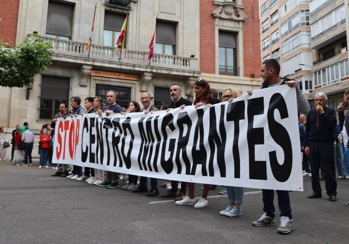 La concentración tuvo lugar frente a la subdelegación del Gobierno en León.