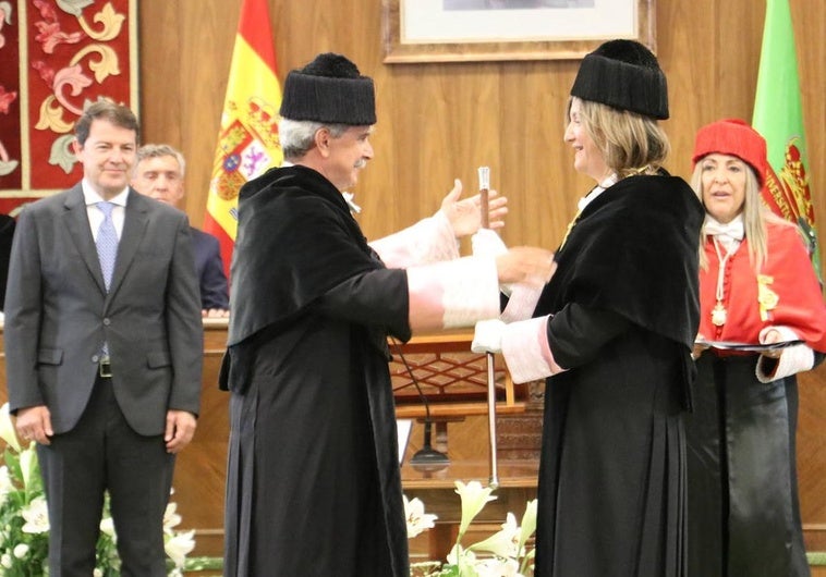 García Marín pasa el bastón de mando a Nuria González.