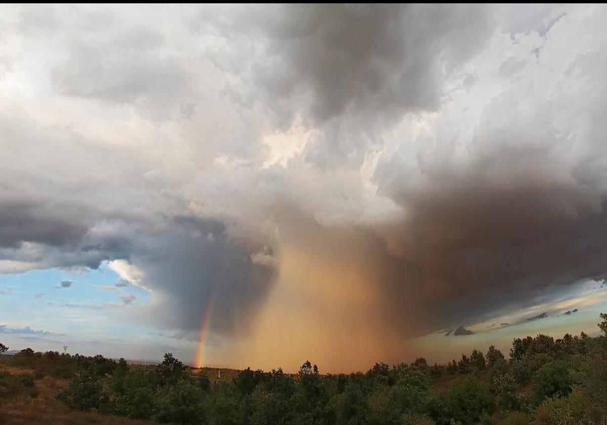 Imagen de una tormenta descargando en un paraje de la provincia leonesa.