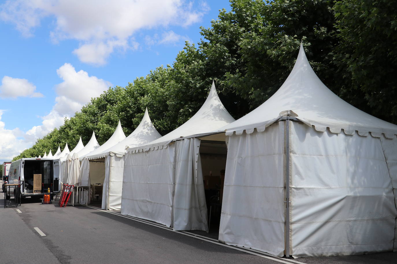 Instalación de las carpas de las Asociaciones de Vecinos de León