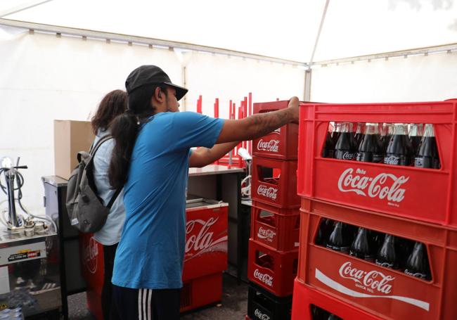 Reponiendo bebidas y apilando cajas en las casetas.