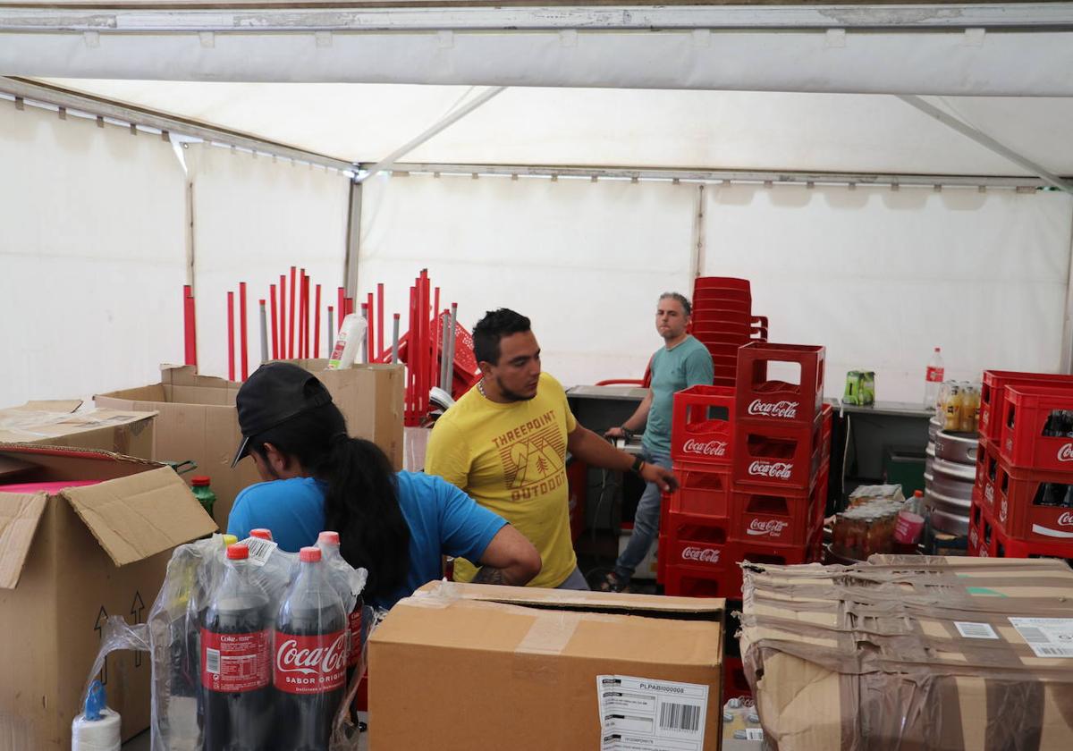 Instalación de las carpas de las Asociaciones de Vecinos de León