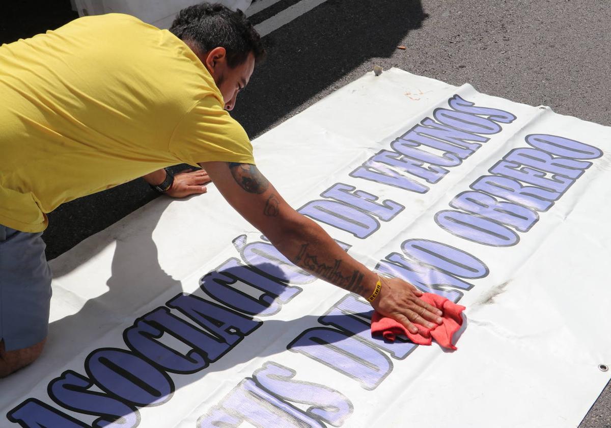 Rematando los detalles para la puesta a punto de la carpa.