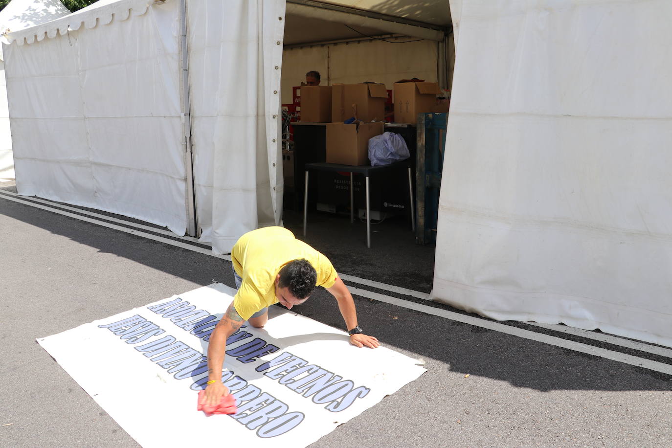 Instalación de las carpas de las Asociaciones de Vecinos de León