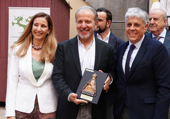 En la imagen, el delegado territorial de la Junta, Eduardo Diego y la directora de la Fundación Cepa y del MEL, Nuria Alonso, hacen entrega de una placa conmemorativa a Ernesto González, mexicano e hijo de leoneses que migraron a México en los años 50