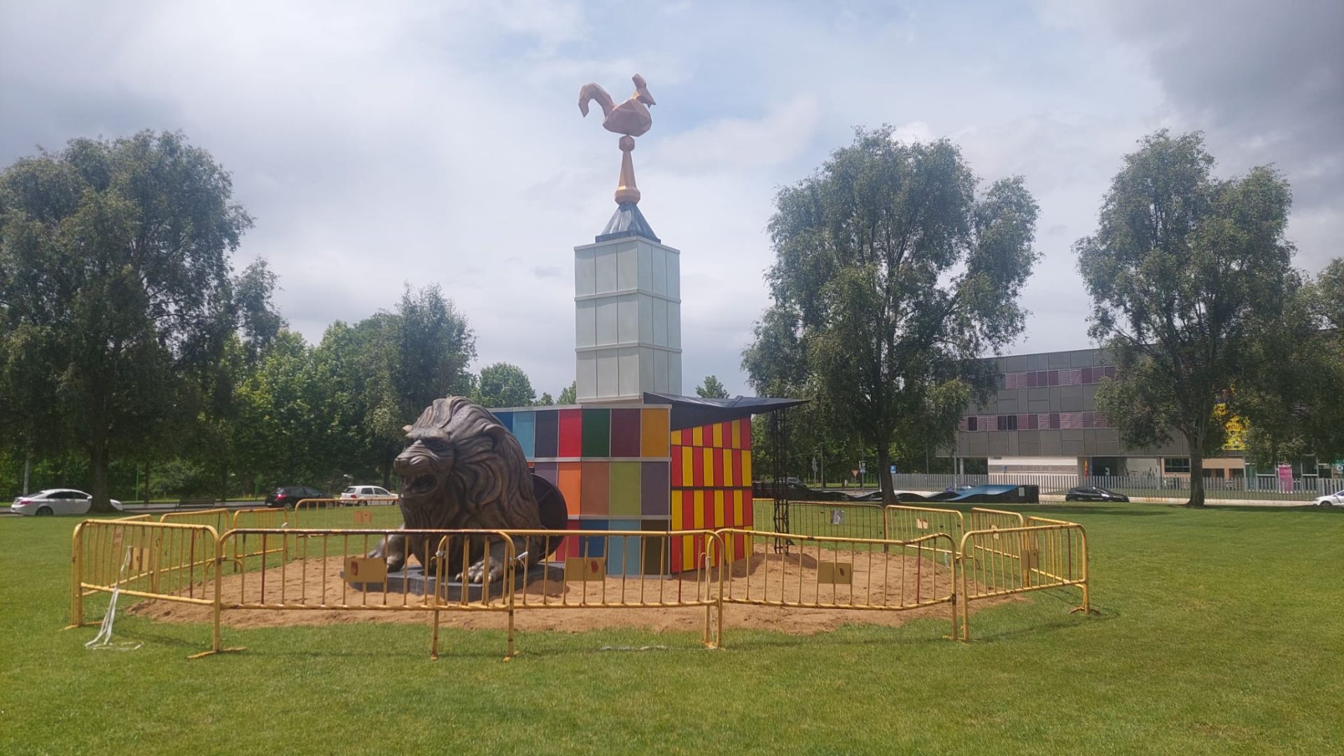 La hoguera de San Juan, lista para arder