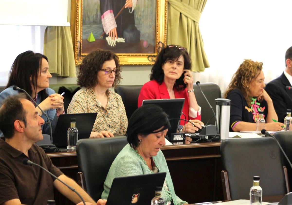 Imagen principal - Este es el equipo que acompaña a Nuria González en el Rectorado de la ULE