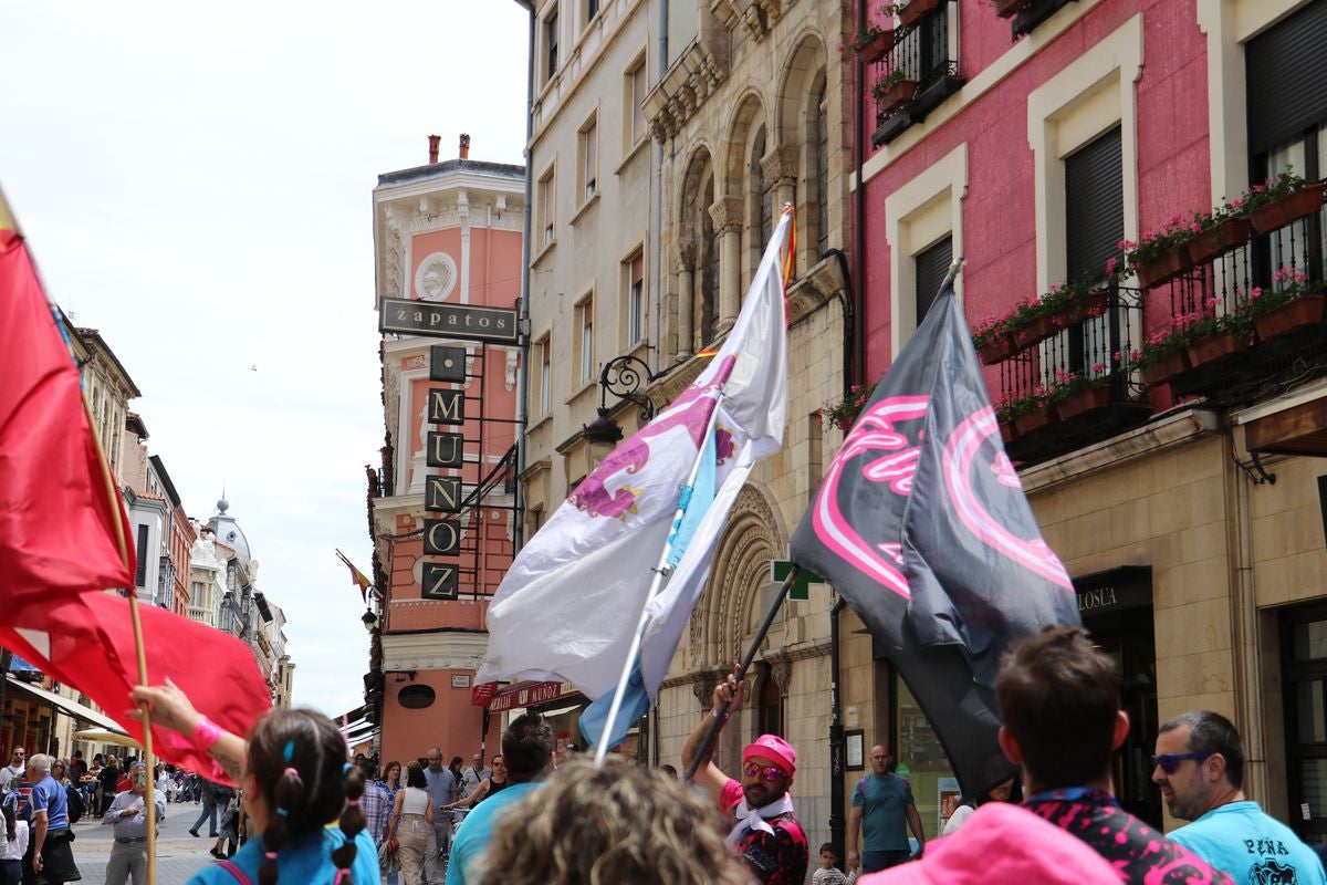 Las mejores imágenes del desfile de peñas en León