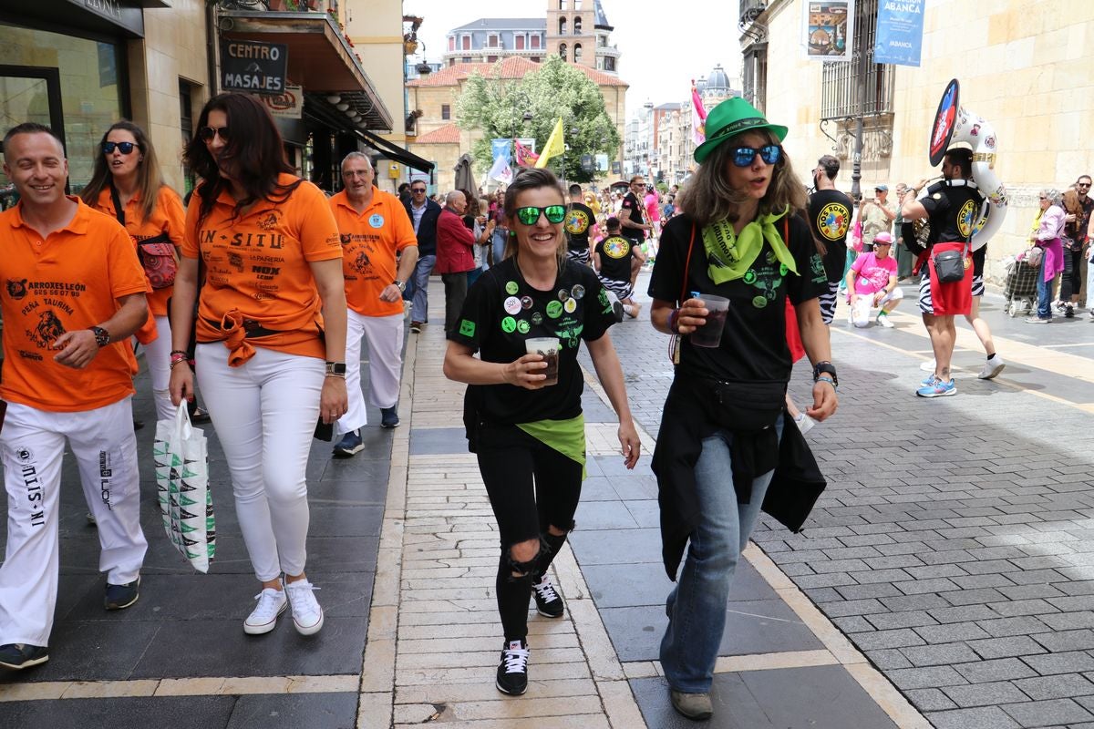 Las mejores imágenes del desfile de peñas en León