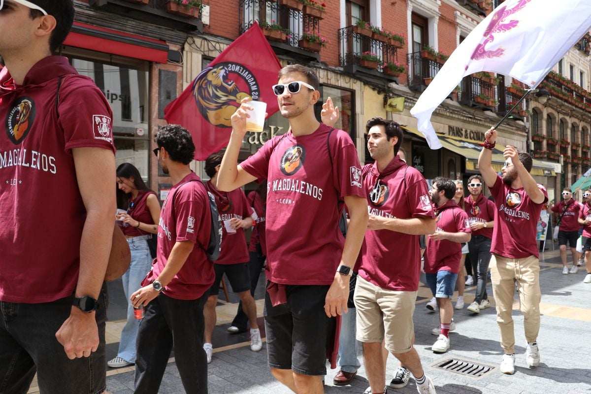 Las mejores imágenes del desfile de peñas en León