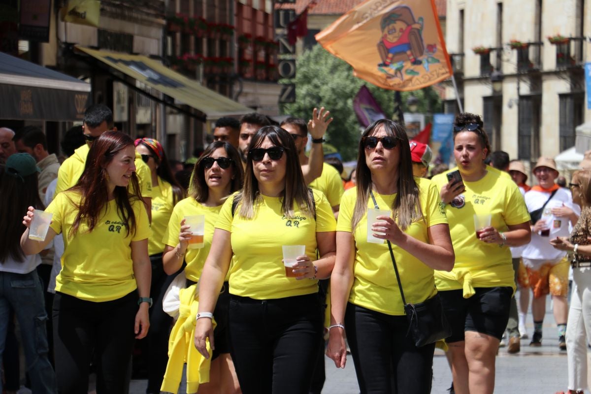 Las mejores imágenes del desfile de peñas en León