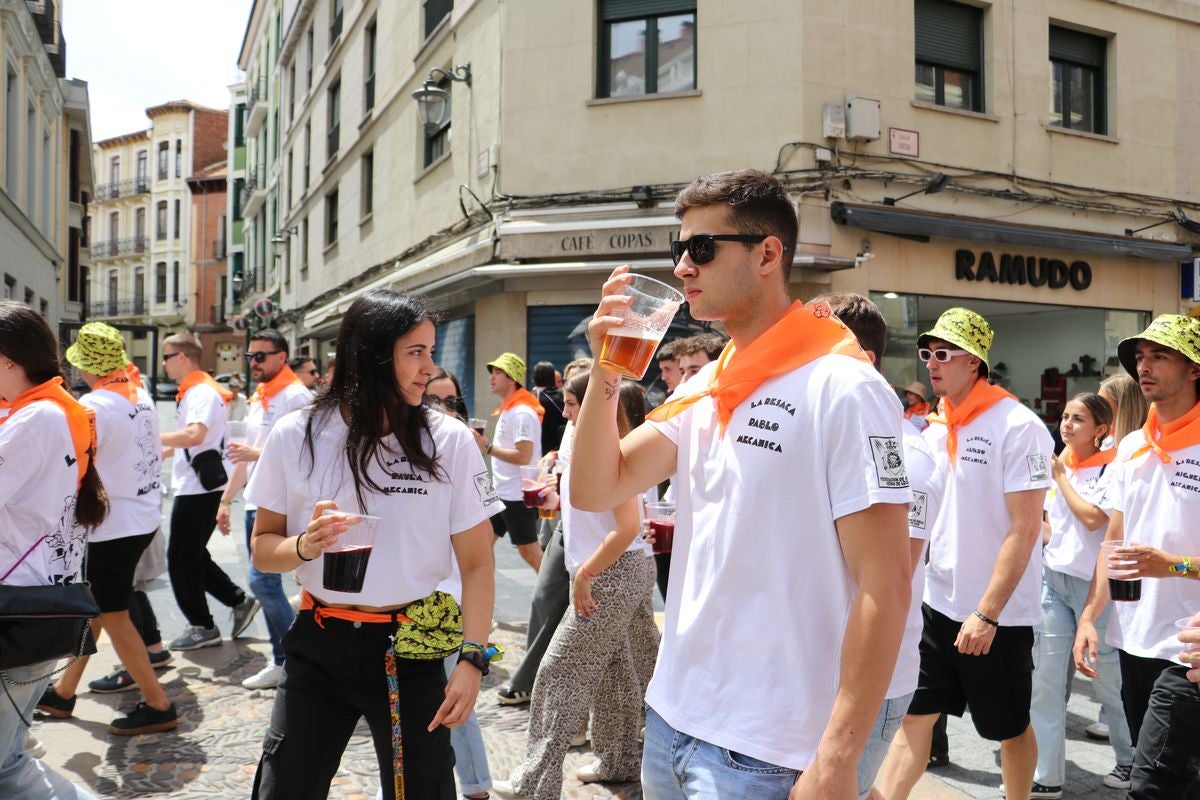 Las mejores imágenes del desfile de peñas en León