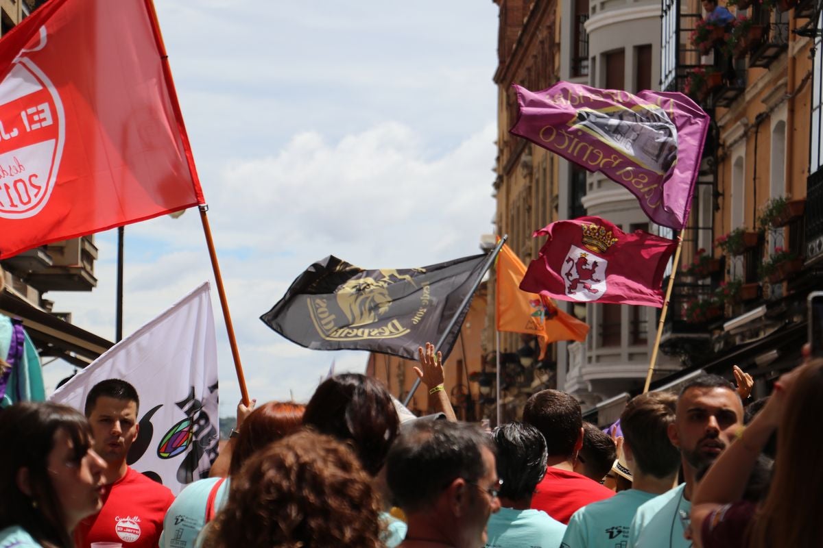 Las mejores imágenes del desfile de peñas en León