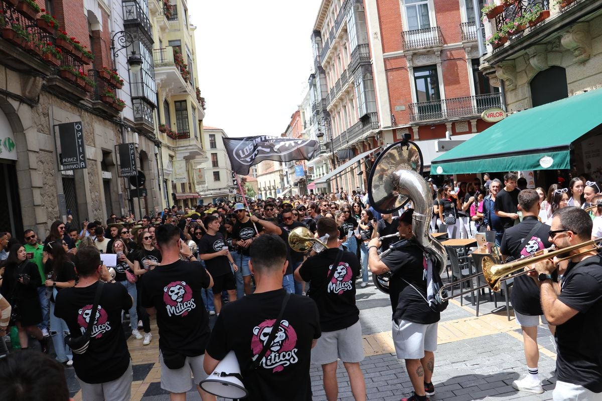 Las mejores imágenes del desfile de peñas en León