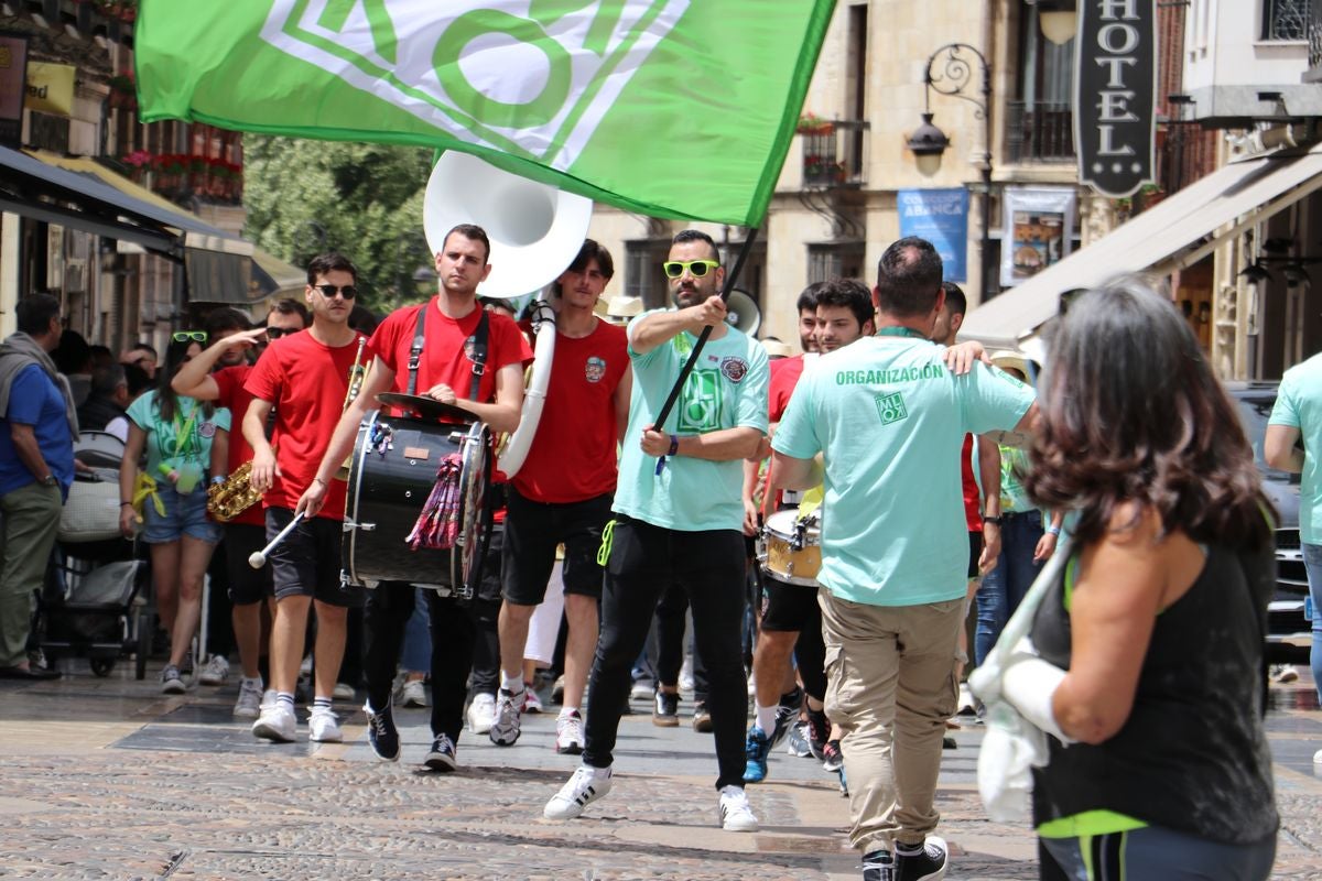 Las mejores imágenes del desfile de peñas en León