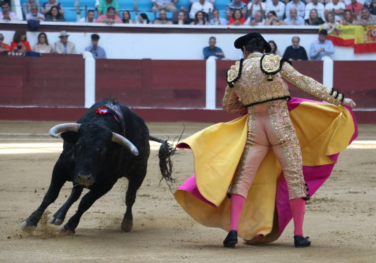 Imagen principal - El Fandi y Perera triunfan en León con una inválida y aburrida corrida de Zalduendo