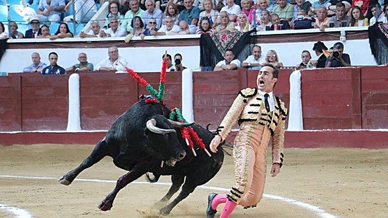 El Fandi y Perera triunfan en León con una inválida y aburrida corrida de Zalduendo
