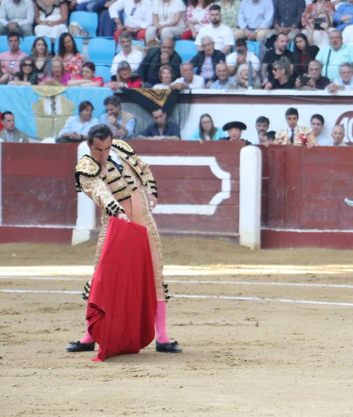 Imagen secundaria 2 - El Fandi y Perera triunfan en León con una inválida y aburrida corrida de Zalduendo