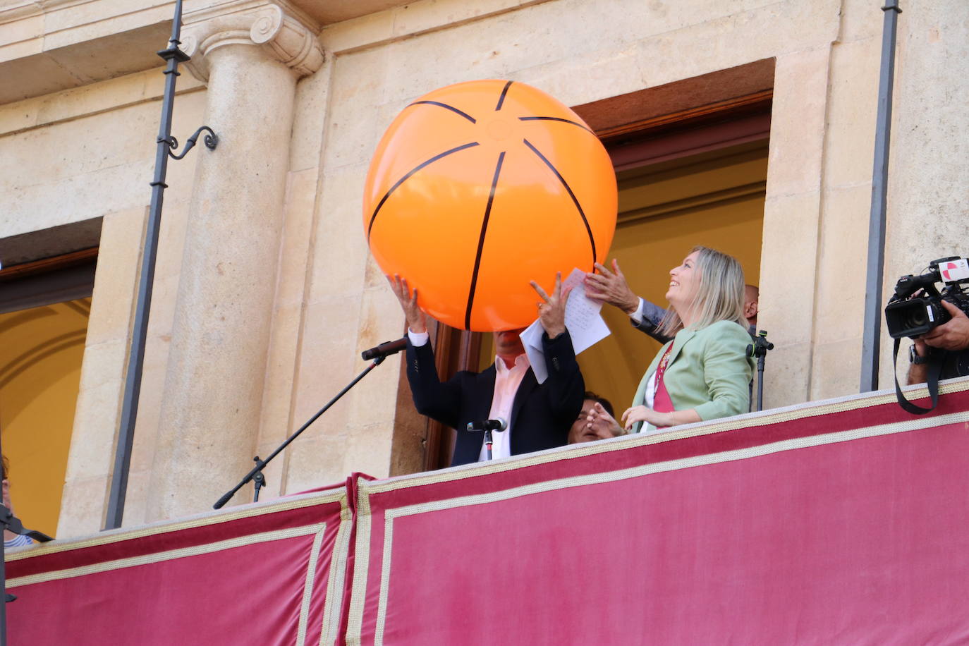 La Cultural de Baloncesto da el pregón de las fiestas de León