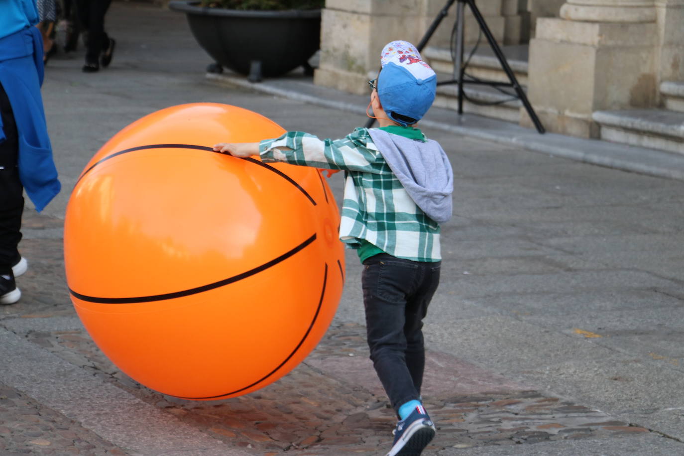 La Cultural de Baloncesto da el pregón de las fiestas de León