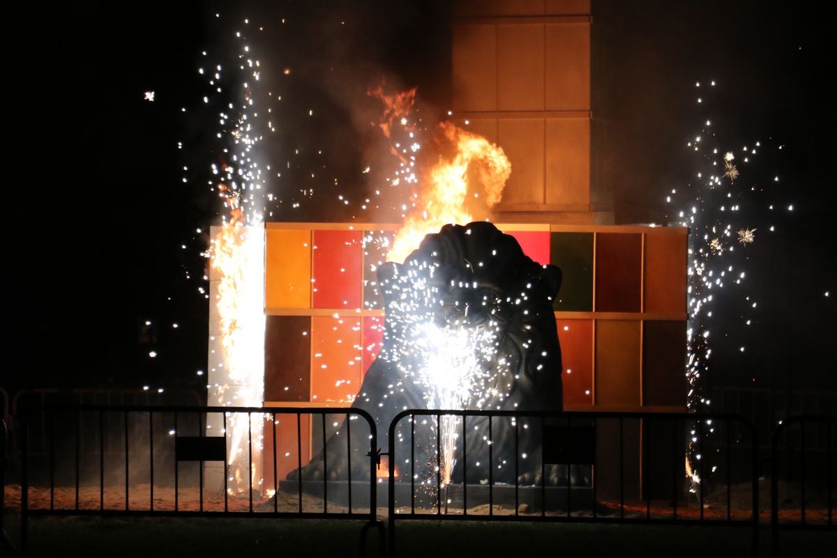 El fuego acaba con el rugido del león