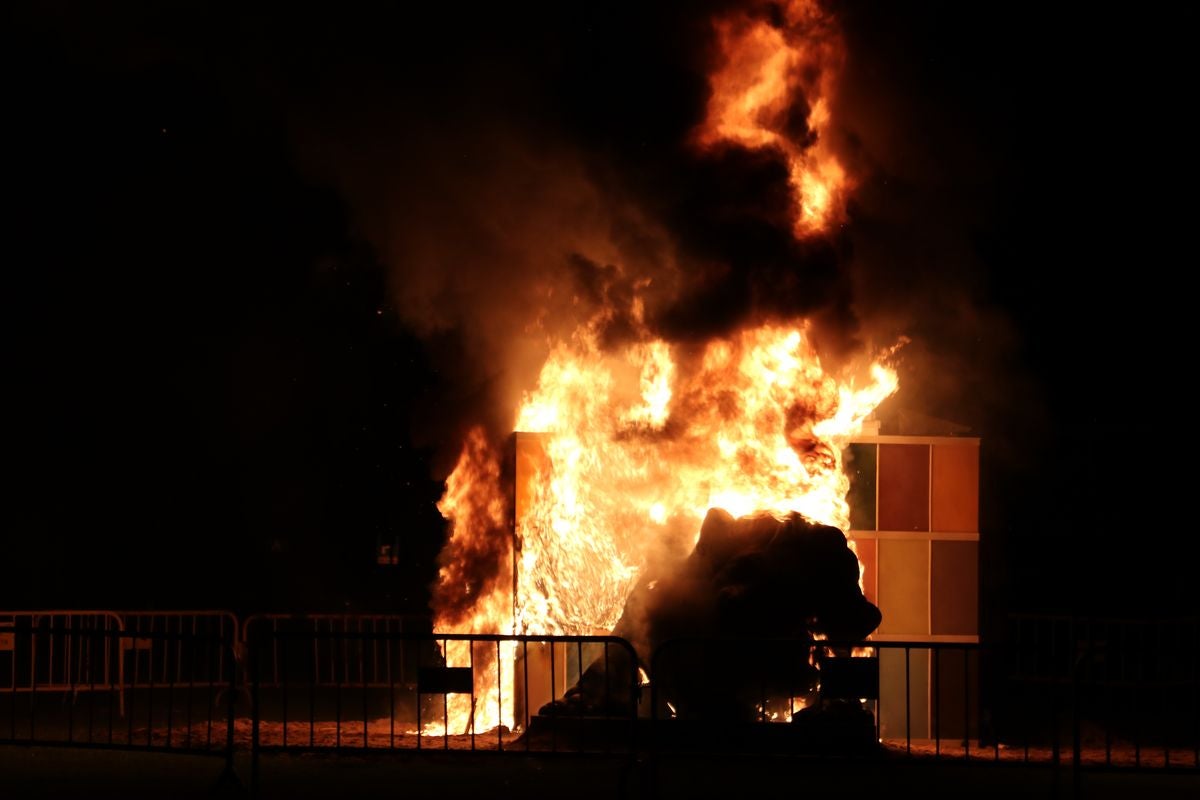 El fuego acaba con el rugido del león