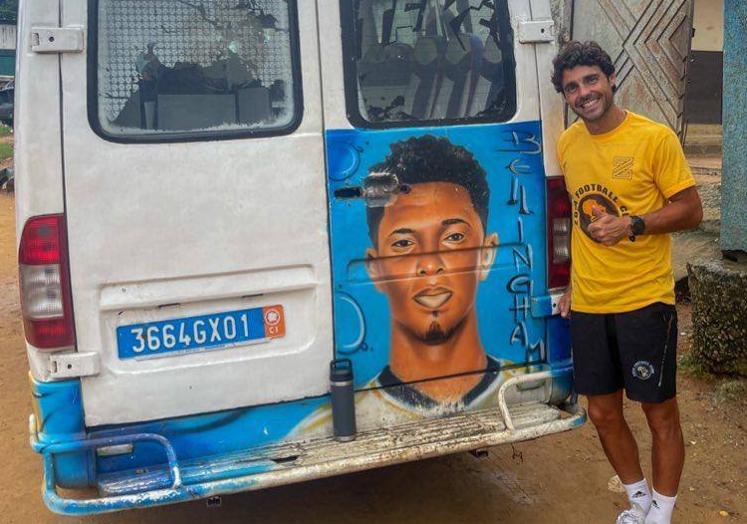 Galán posa junto al autobús del equipo, decorado con la cara de Bellingham.