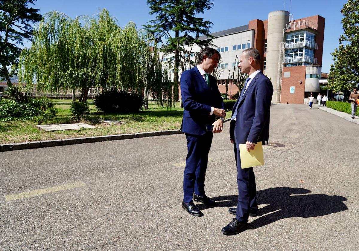 El consejero de Medio Ambiente visita la sede de la compañía en León.