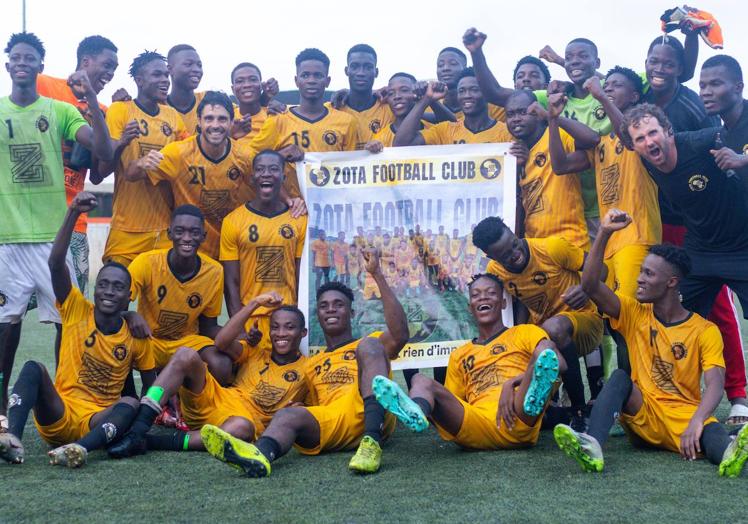 Galán celebra el ascenso junto a sus compañeros.