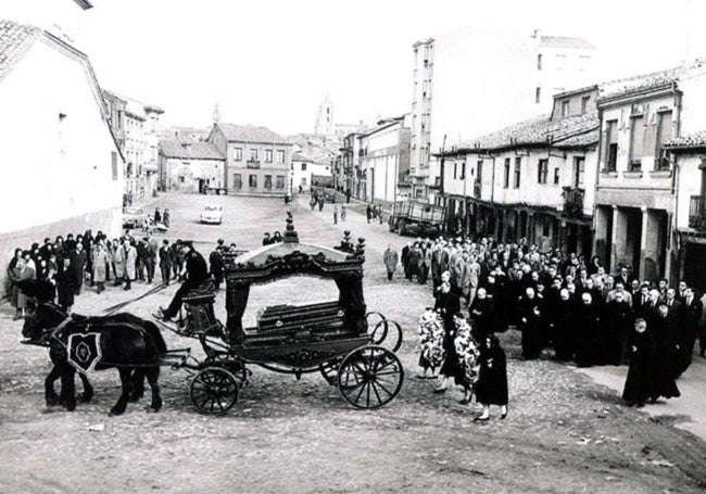 Entierro del párroco don Eutiquino en 1961.