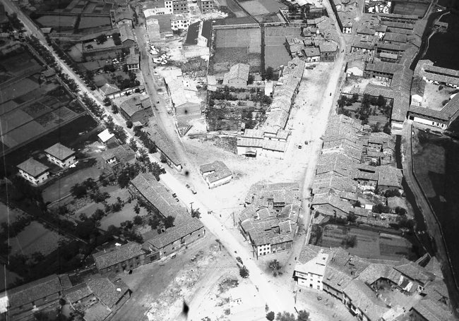 Barrio de Santa Ana. Iglesia de Santa Ana en el cenrro de la Imagen. Avenida Madrid a la izquierda. c.a. 1941.