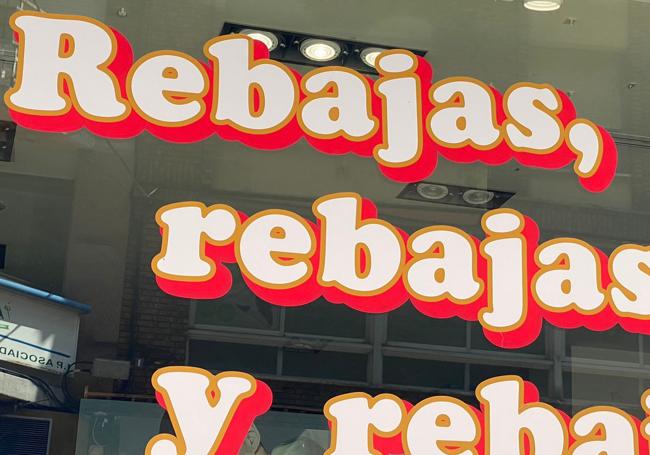 Cartel de rebajas en un comercio leonés.