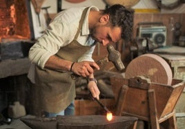 Imagen de archivo del cuchillero Manuel Fernández Rovira trabajando en su taller.