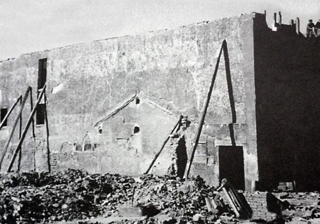 Derribo del Palacio Real y Cuartel de la fábrica.