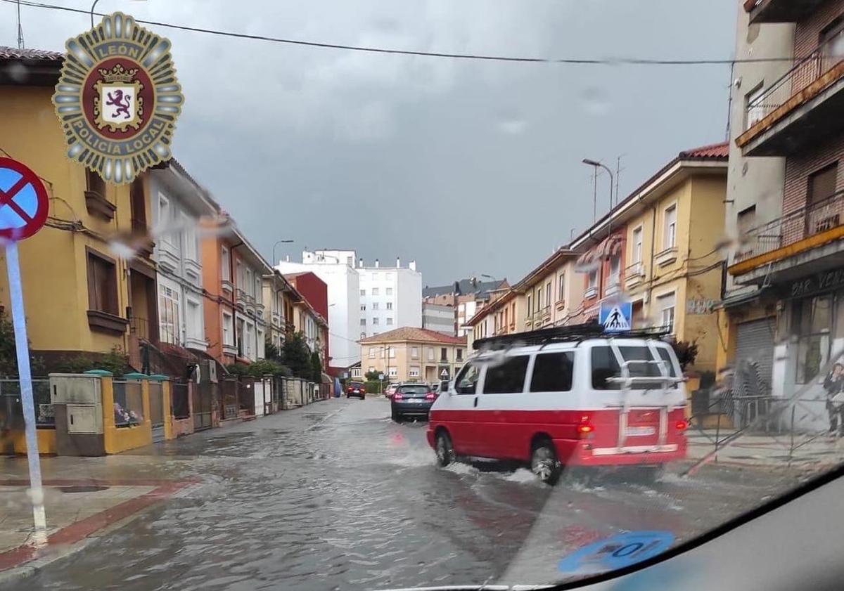 Imagen principal - Imágenes de las calles cortadas en León.