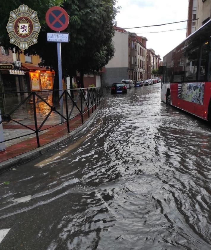 Imagen secundaria 2 - Imágenes de las calles cortadas en León.