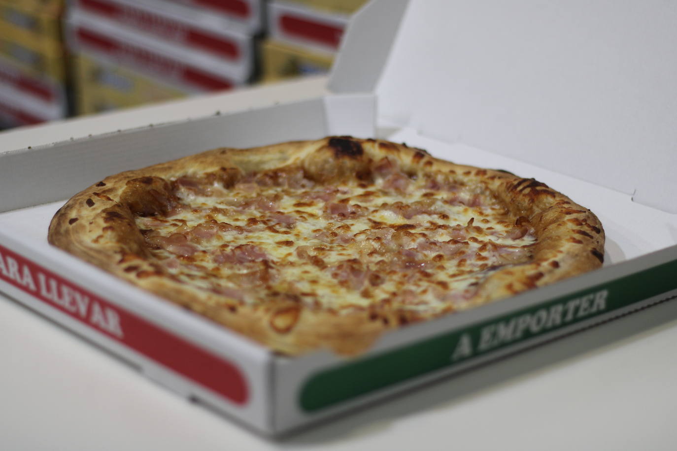 Pizza en Pizzería Y Coma