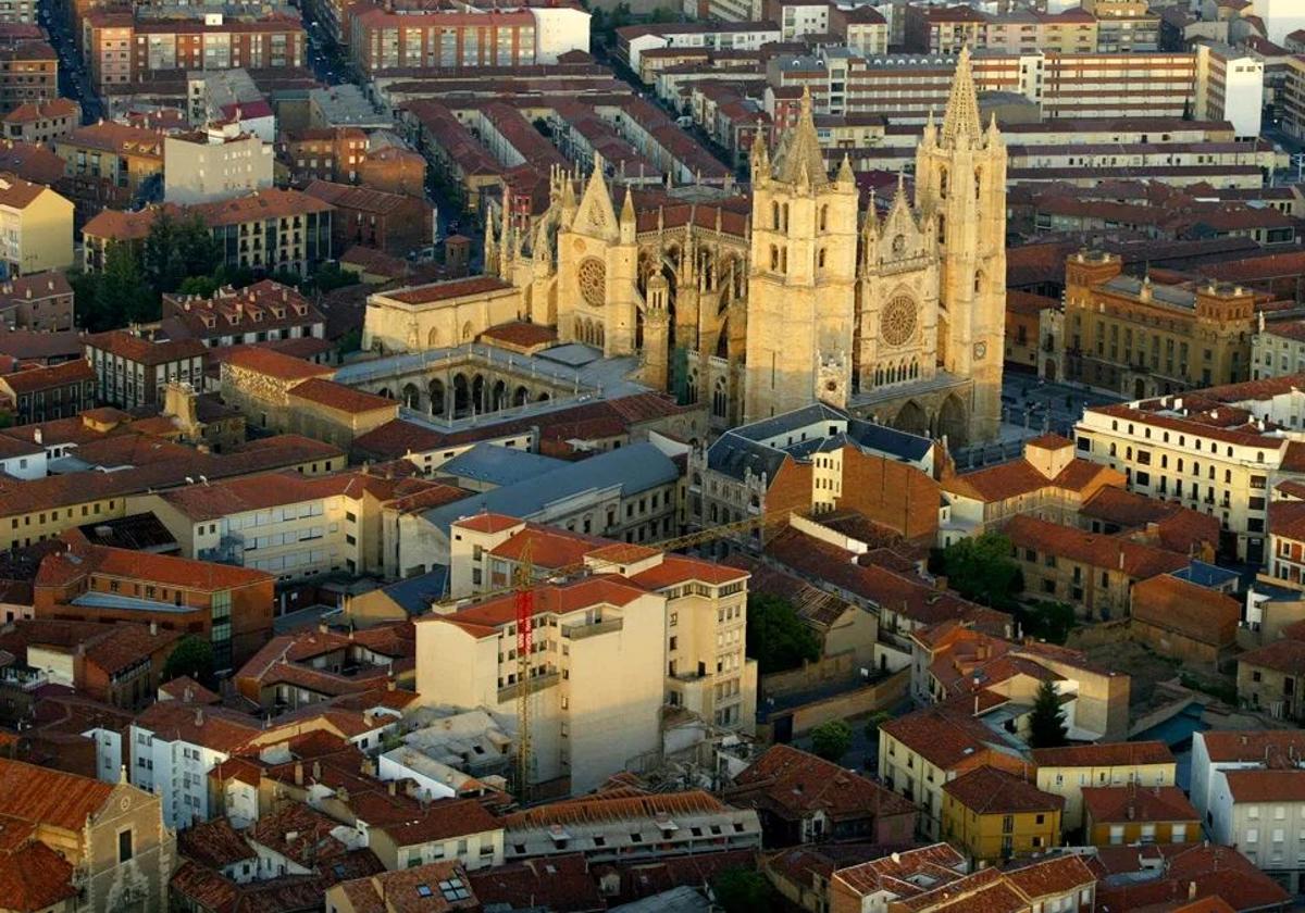 Imagen de archivo de la vista aérea de la catedral y las calles próximas