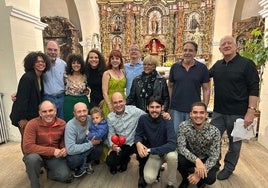 En la foto la alcaldesa del Ayuntamiento, Mª Carmen Mallo, el concejal Vicente Toribio, los componentes del Grupo Espirales, alumnos del Curso y los organizadores del evento Miguel Freijo y Claudia Fumero.