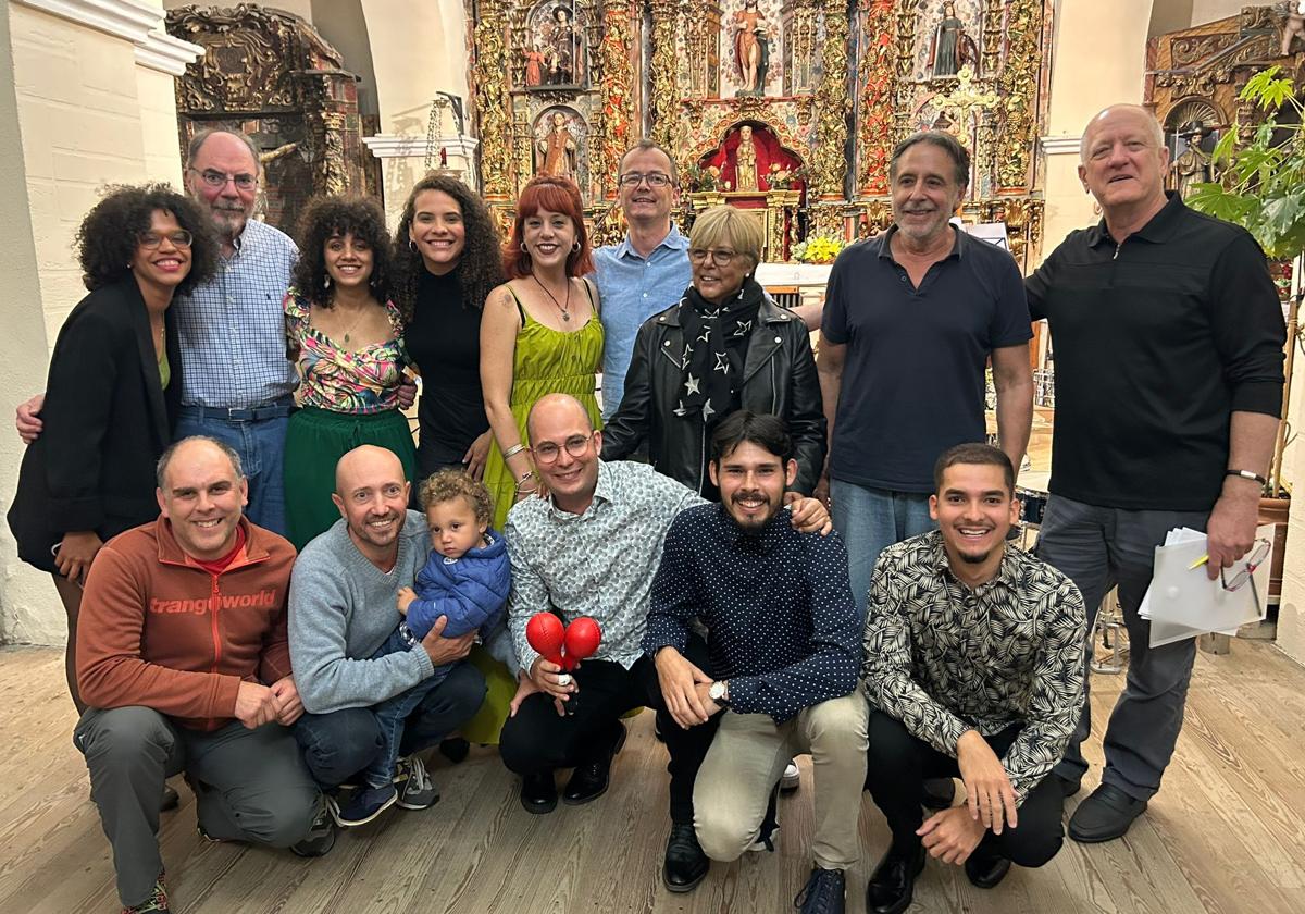 En la foto la alcaldesa del Ayuntamiento, Mª Carmen Mallo, el concejal Vicente Toribio, los componentes del Grupo Espirales, alumnos del Curso y los organizadores del evento Miguel Freijo y Claudia Fumero.