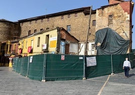 Casa Luisón y la muralla de León.