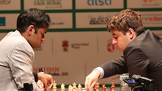 Santos cumple, elimina al cuarto del mundo y disputará la final contra Anand