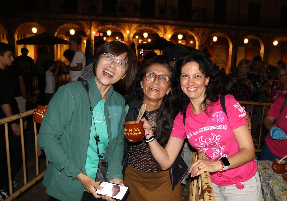 Las sopas de ajo reinan en la plaza Mayor la noche de San Pedro.